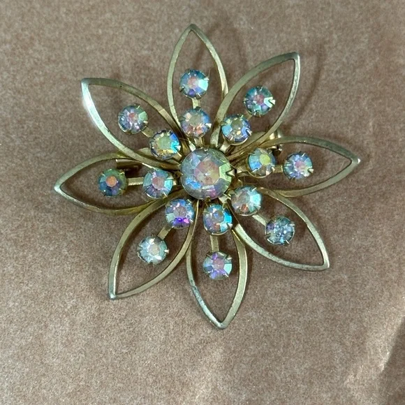 Vintage Gold-Tone Flower Brooch with Aurora Borealis Rhinestones – Brooch - Picture 1 of 1